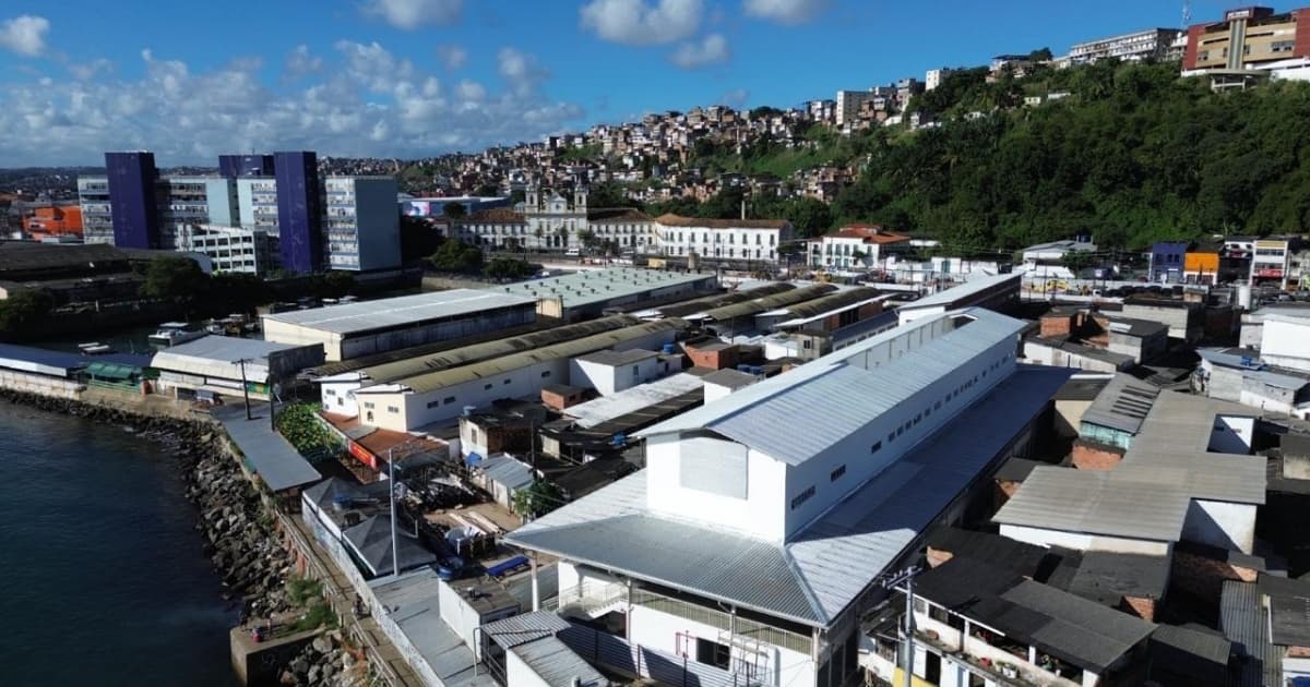 Vista aérea da Feira de São Joaquim em Salvador, com galpões e estrutura comercial às margens da Baía de Todos-os-Santos