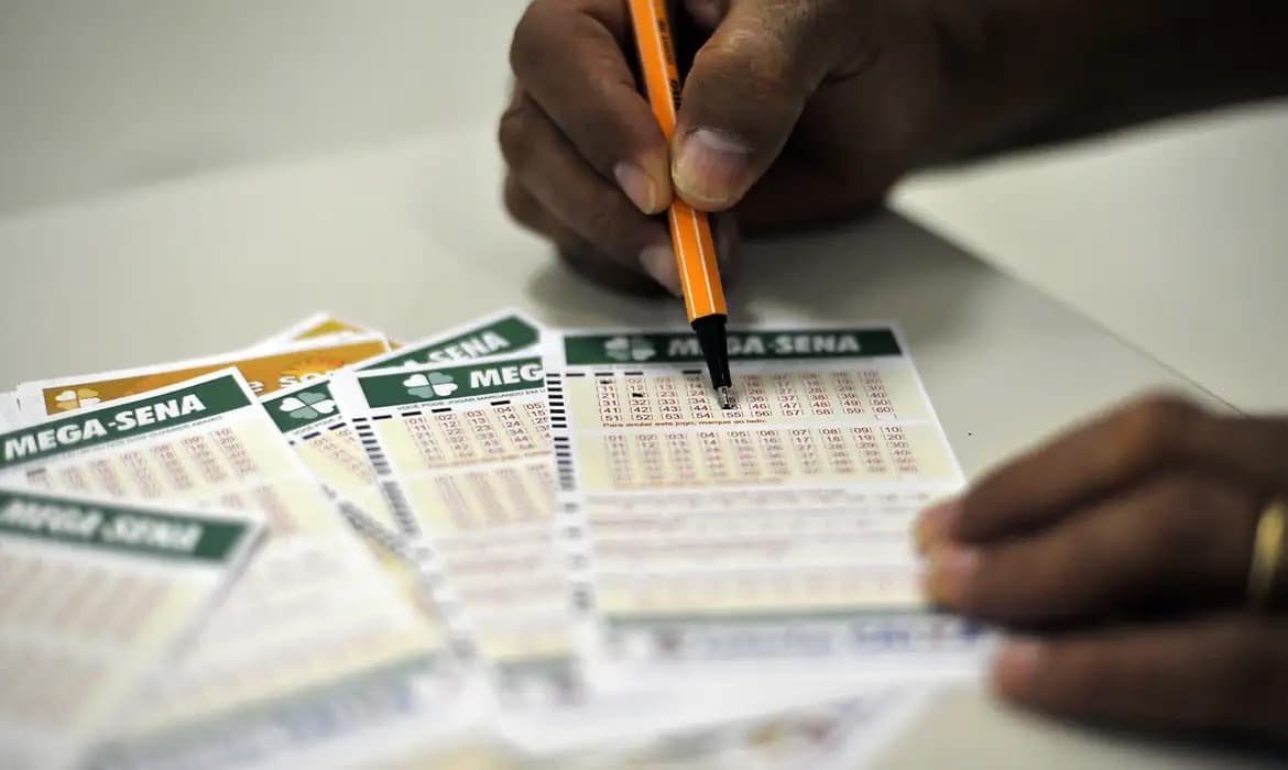 Bolas numeradas do sorteio da Mega-Sena da Caixa Econômica Federal