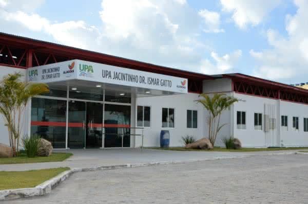 Viatura da Polícia Militar de Alagoas em frente a unidade de saúde no bairro do Jacintinho, Maceió