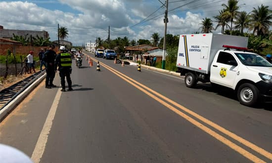 Policiais do BPRv no local de acidente em rodovia de Sergipe