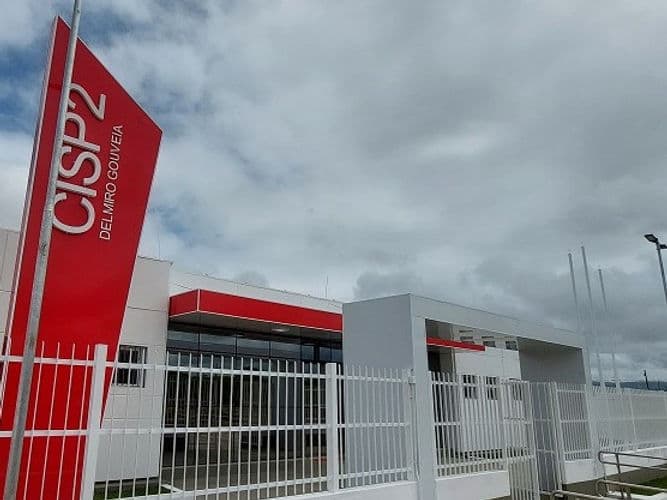Viatura da Polícia Militar de Alagoas em frente a residência durante ocorrência de violência doméstica em Delmiro Gouveia