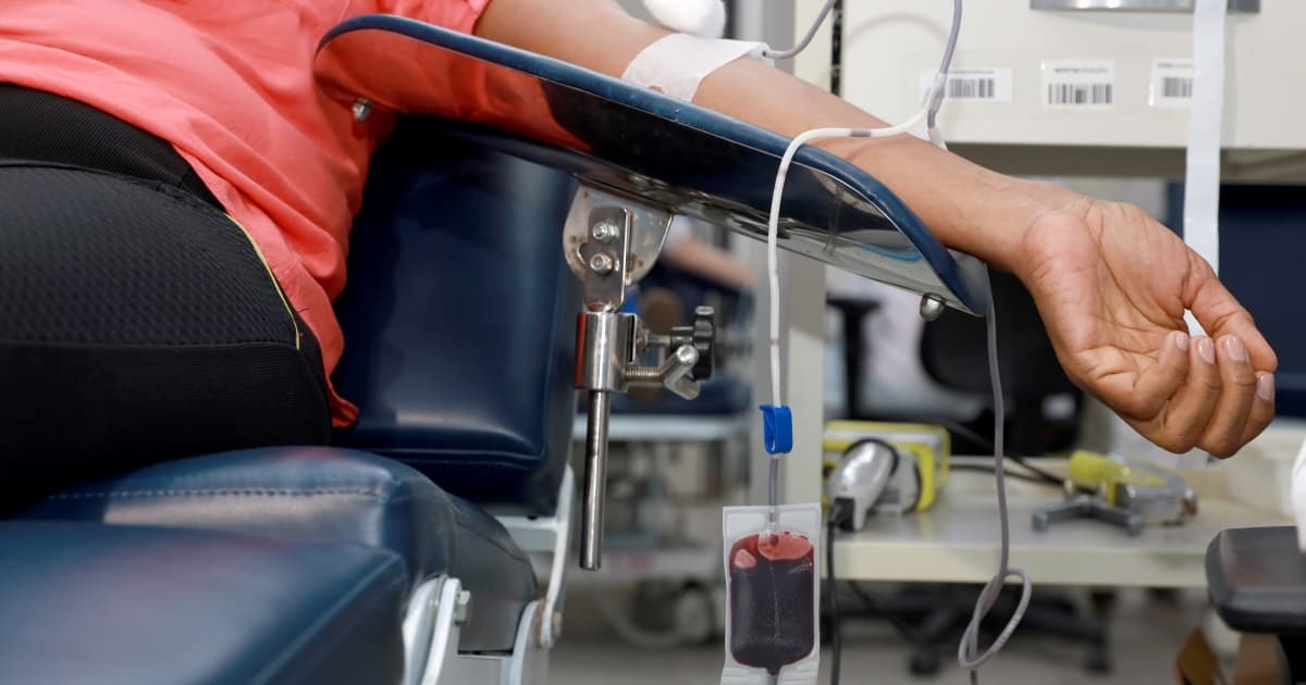 Voluntário realizando doação de sangue em unidade da Hemoba na Bahia