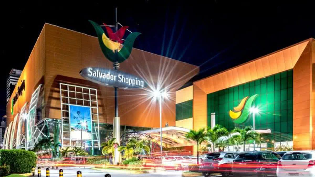 Torcedores assistem ao jogo do Brasil em praça de alimentação de shopping em Salvador