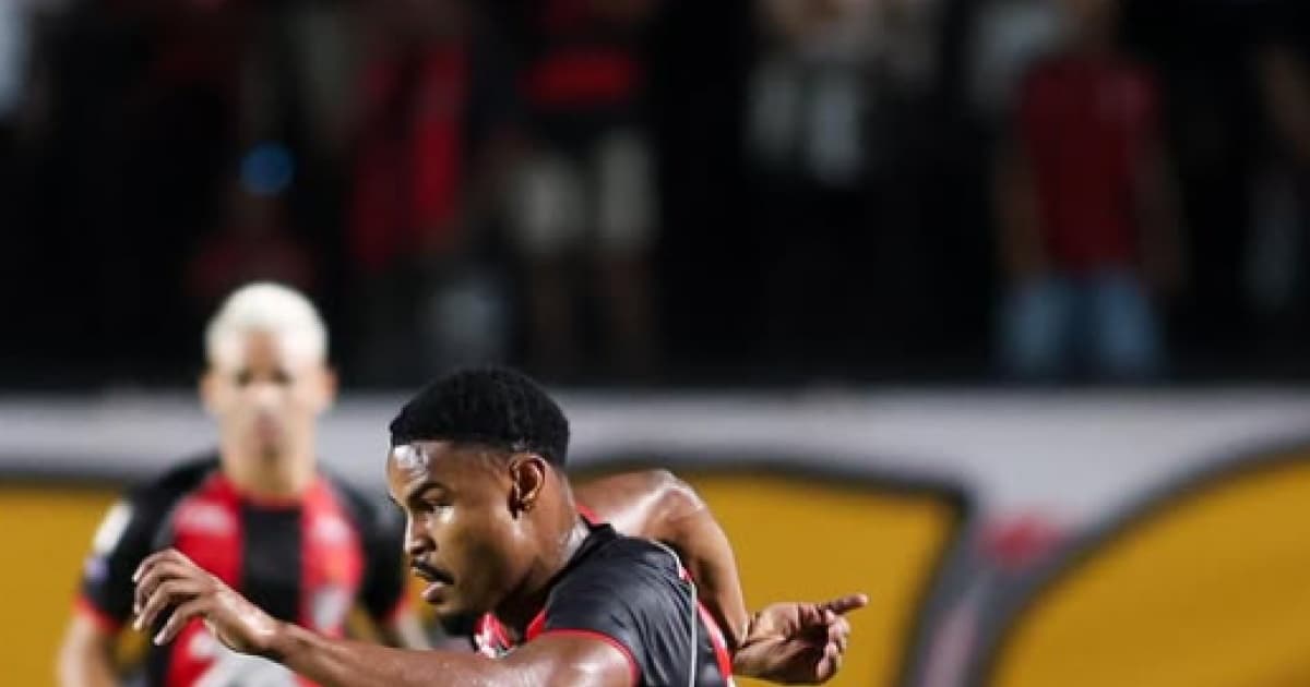 Nathan Mendes, lateral-direito do Vitória, com a camisa rubro-negra