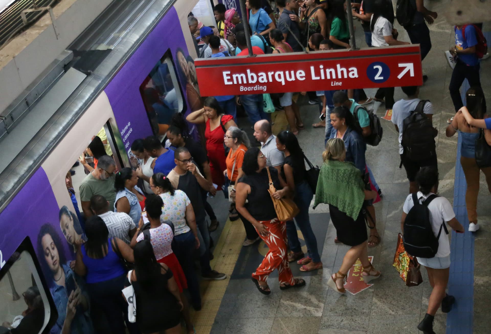 Composição do metrô de Salvador em estação do sistema metroviário