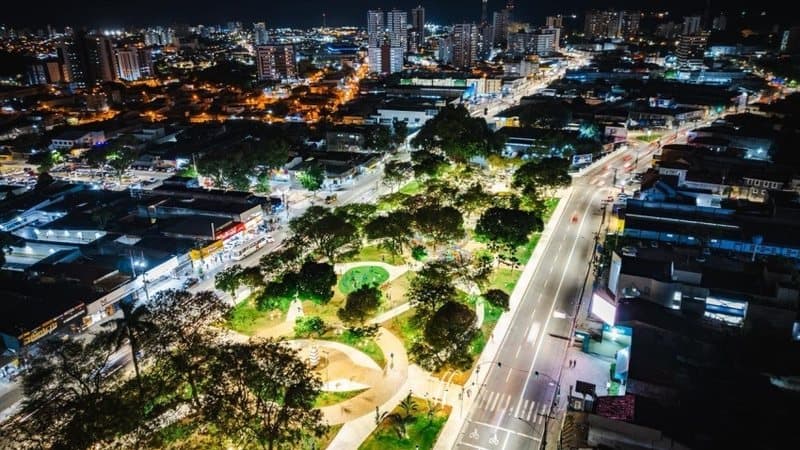Vila de São João no Parque Centenário de Maceió com decoração junina e balão de LED gigante
