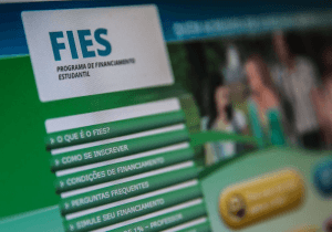 Estudante consulta computador para acompanhar resultado do Fies 2026