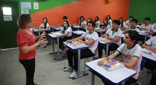 Professora em sala de aula de escola pública, representando oportunidades de mestrado do ProEB