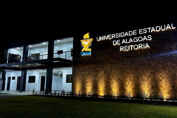 Fachada de campus universitário da Uneal em Alagoas