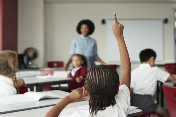 Jovens negros em ambiente escolar precário no Nordeste brasileiro