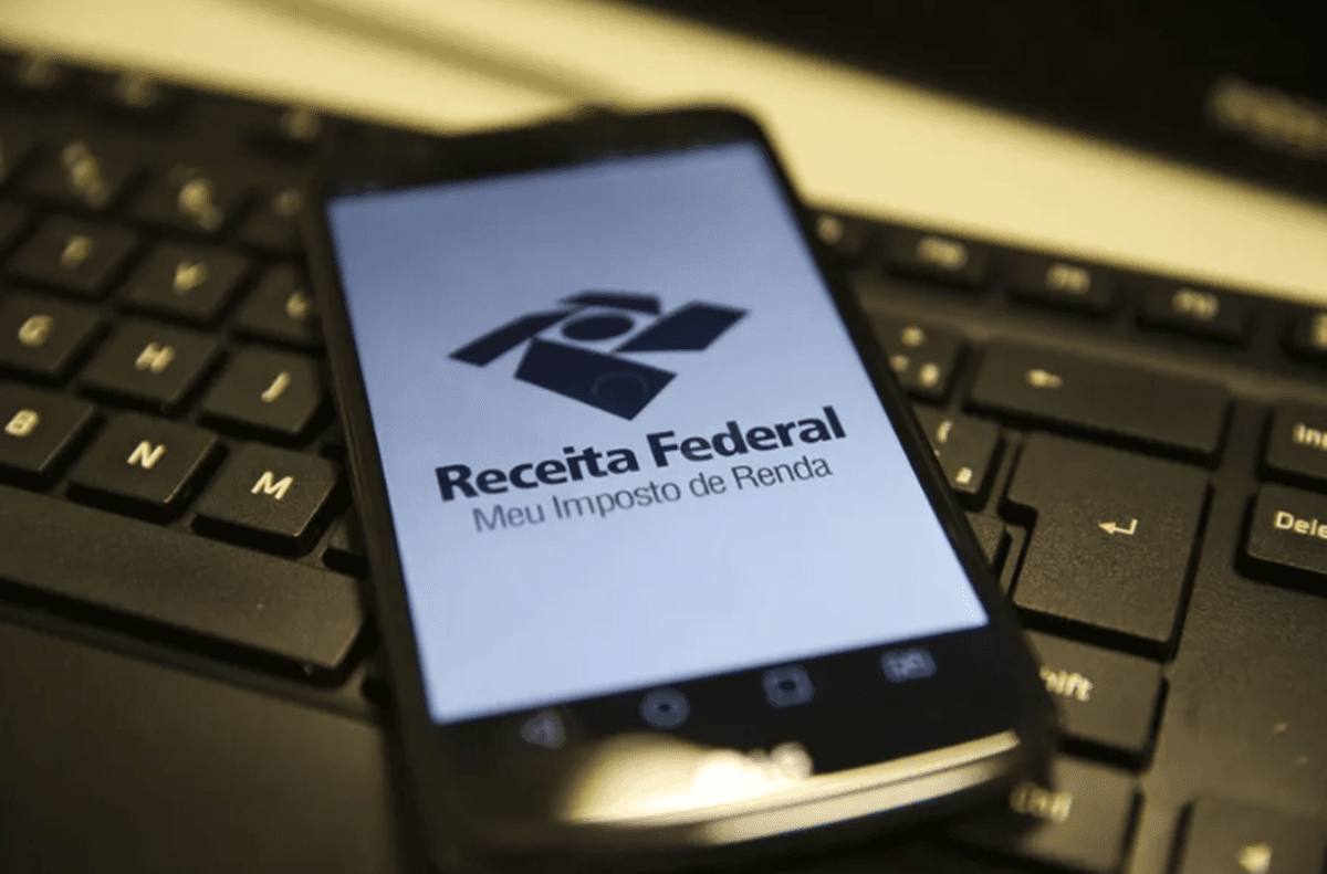 Pessoa consultando restituição do Imposto de Renda no celular com aplicativo da Receita Federal