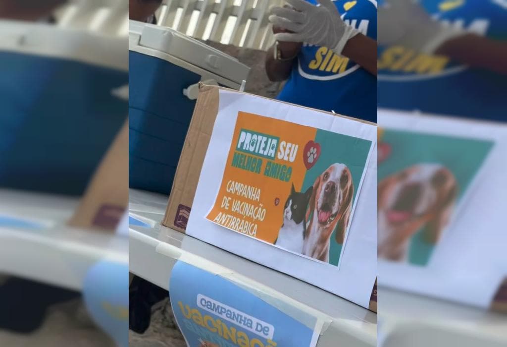 Tutor levando cão para vacinação antirrábica gratuita em posto de saúde