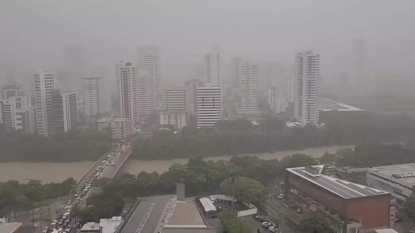 Chuva intensa sobre o Recife com ruas alagadas e céu encoberto