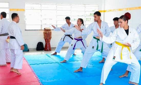 Jovens participando de atividades esportivas na Praça da Juventude em Aracaju