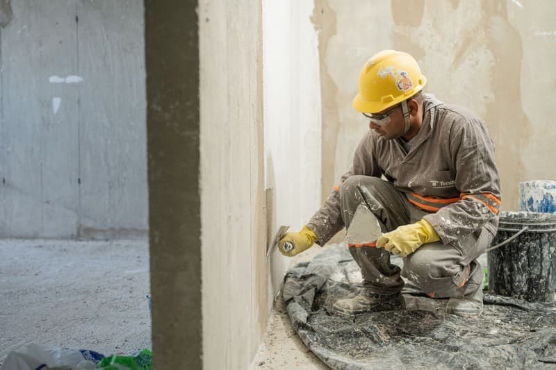 Trabalhadores da construção civil em obra da Construtora Tenda em Salvador
