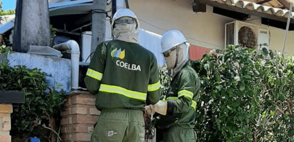 Técnico da Neoenergia Coelba realizando manutenção em poste de energia elétrica em Salvador