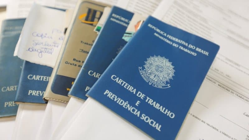 Fila de candidatos aguardando atendimento em agência do Sine Maceió