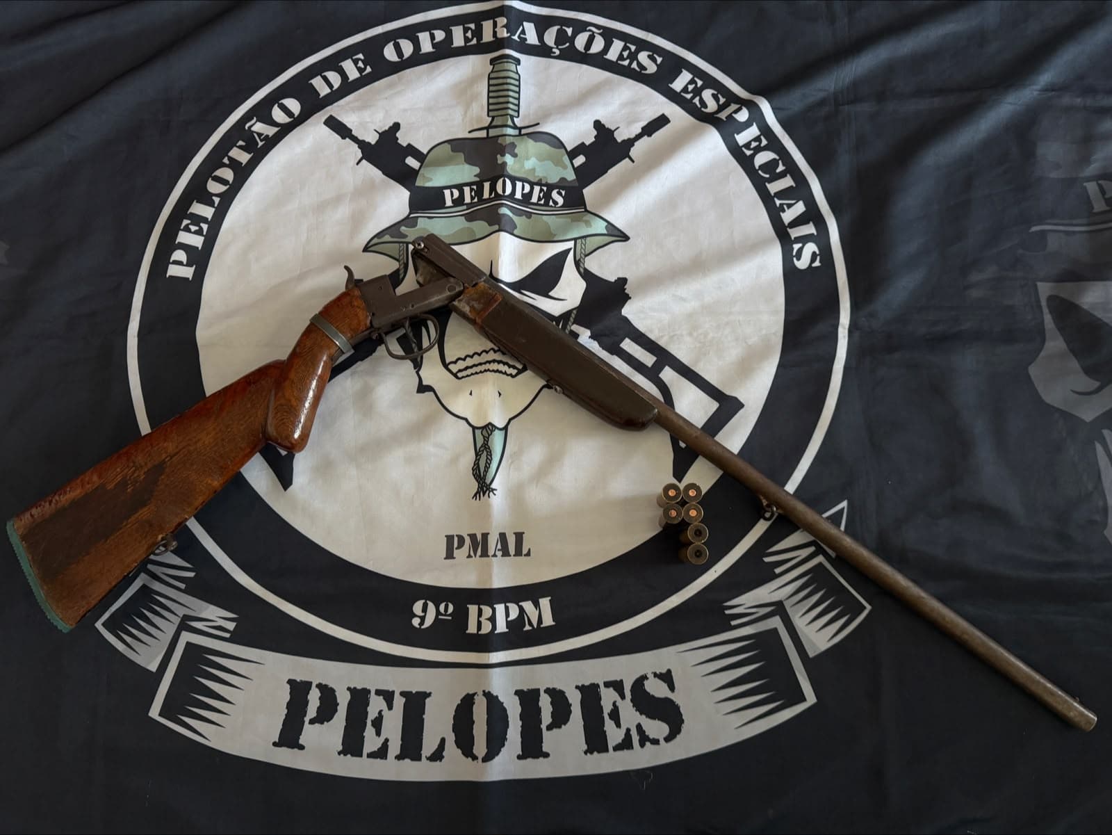 Espingarda apreendida pela Polícia Militar de Alagoas em ocorrência na zona rural de Delmiro Gouveia
