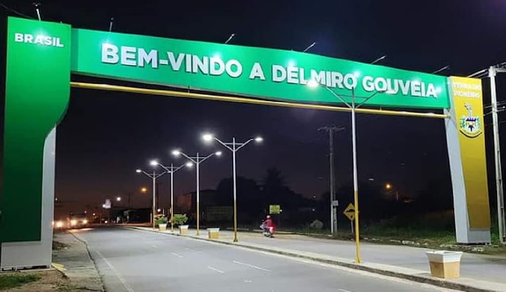 Viatura da Polícia Militar durante ocorrência de violência doméstica em Delmiro Gouveia