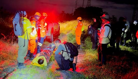 Equipe do Corpo de Bombeiros de Sergipe em operação de resgate na Serra de Itabaiana