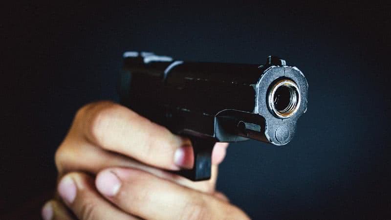 Fita de isolamento policial em cena de crime em Alagoas
