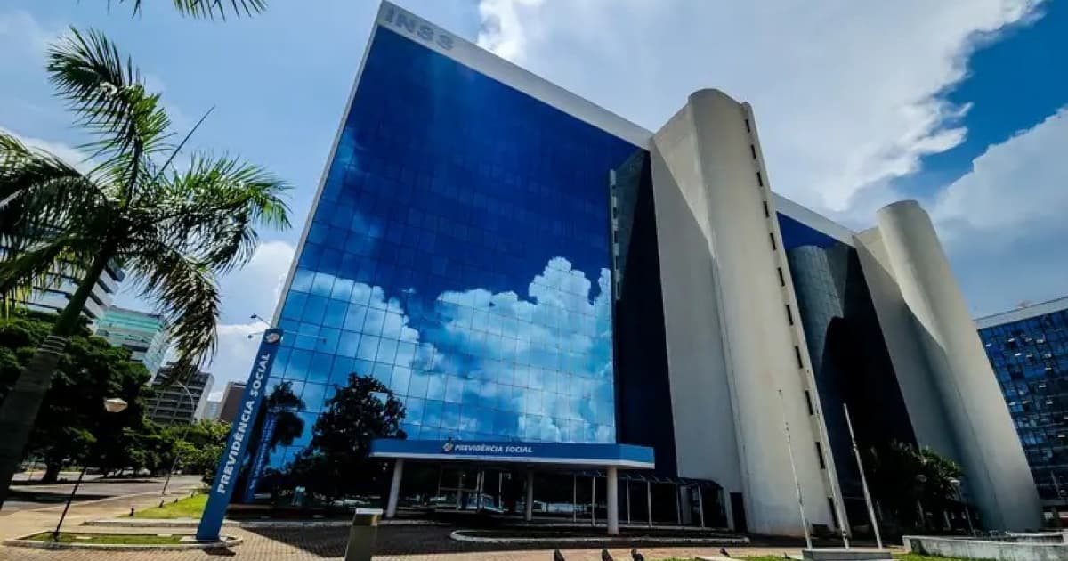 Idosos aguardam atendimento em agência do INSS na Bahia