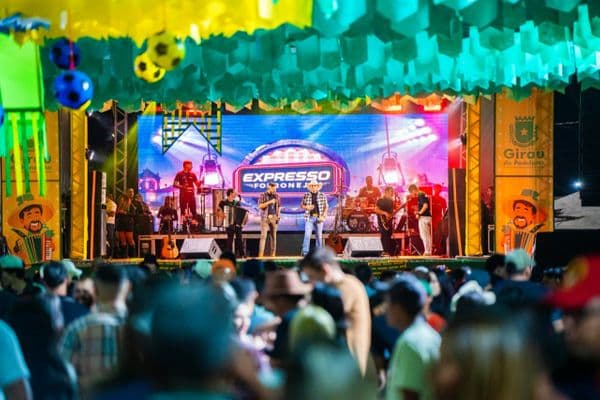 Casamento Matuto de Girau do Ponciano com cavaleiros e carroças enfeitadas nas ruas da cidade durante o Vila Forró Girau 2026