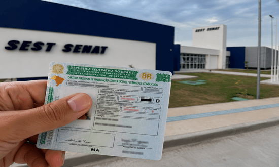 Motorista profissional ao volante de caminhão em estrada brasileira