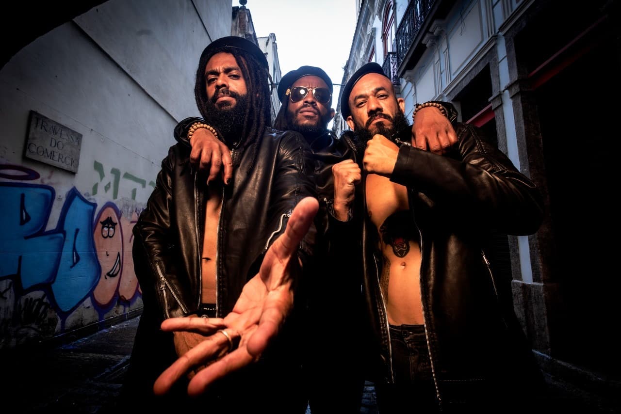 Público e palco iluminado no Feira Noise Festival em Feira de Santana, Bahia