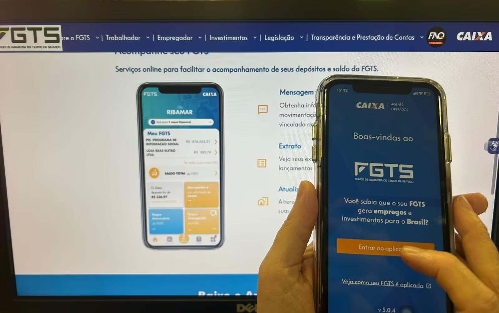Trabalhador consultando saldo do FGTS pelo aplicativo da Caixa Econômica Federal