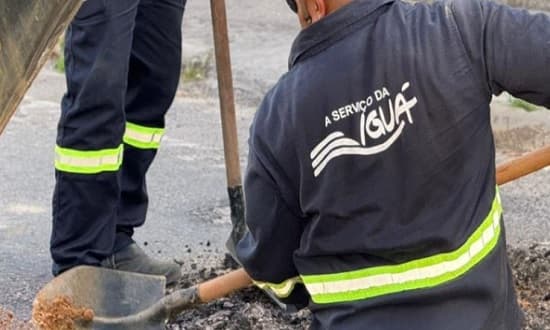 Sede da Iguá Sergipe com trabalhadores de saneamento em campo