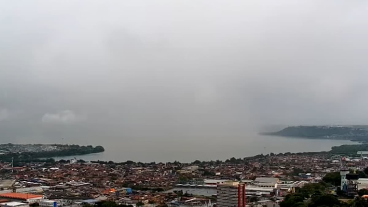 Céu nublado com nuvens carregadas sobre Maceió, Alagoas, indicando risco de chuvas e vendaval