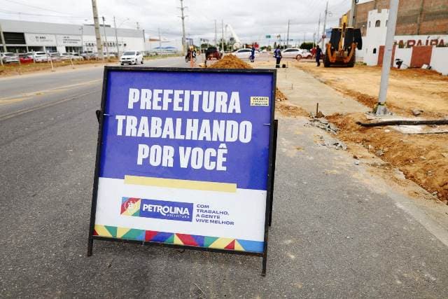 Obras de construção de rotatória em Petrolina-PE no cruzamento da Av. Cardoso de Sá com a Av. 2 do Loteamento Recife