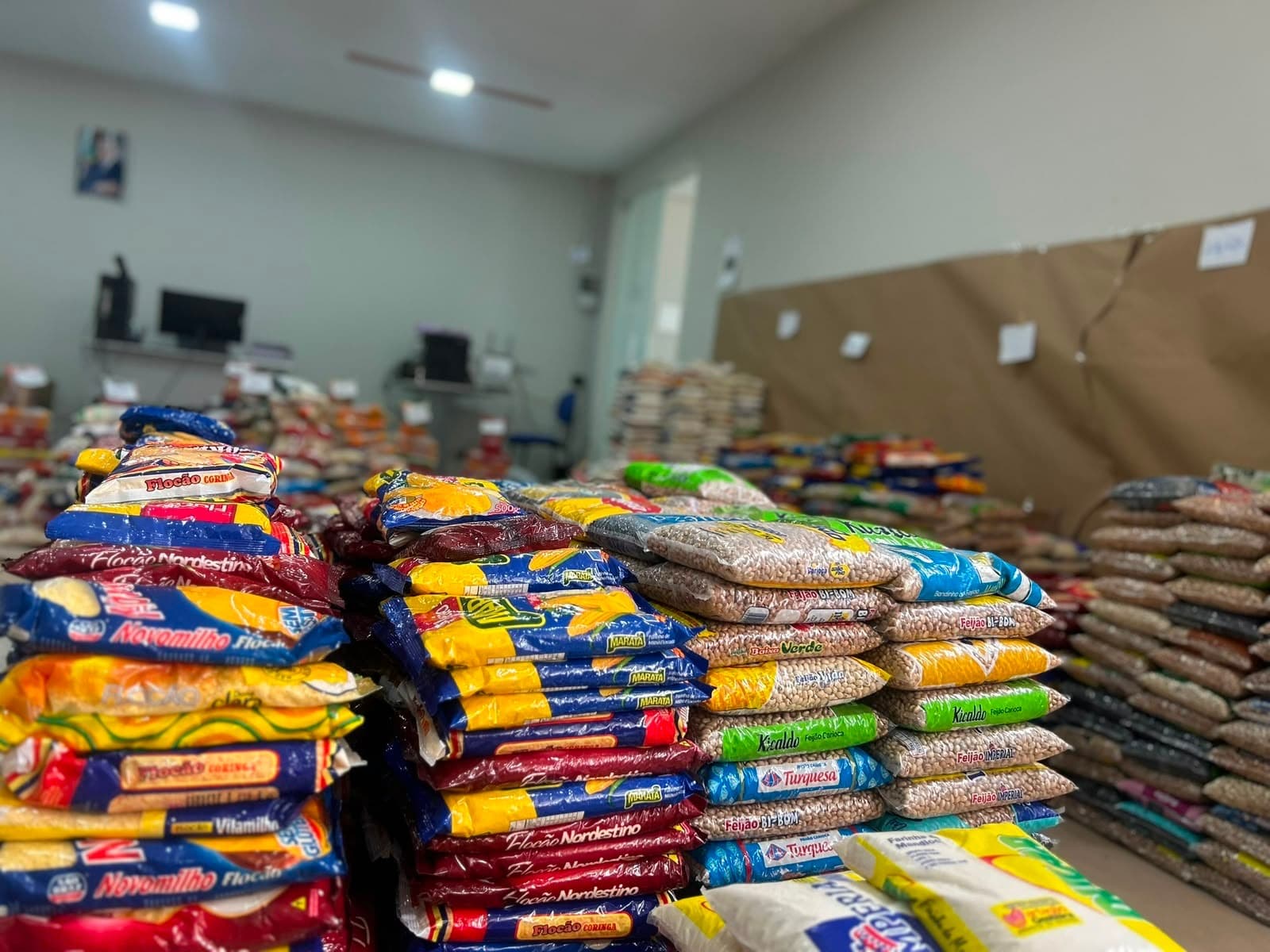 Voluntários do Transforma Petrolina recebendo doações de alimentos durante evento em Petrolina (PE)