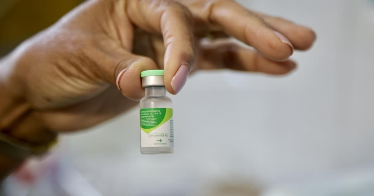 Profissional de saúde aplicando vacina em adolescente em unidade básica de saúde