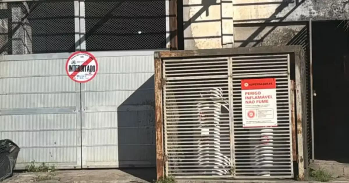 Fiscais da Vigilância Sanitária durante inspeção em lavanderia interditada em Feira de Santana