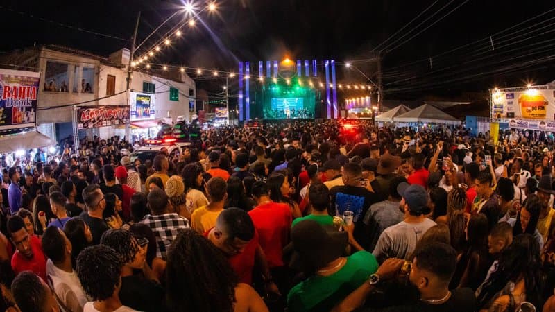 Show noturno no Arrastapé do 18, no bairro 18 do Forte em Aracaju, com palco iluminado e público animado