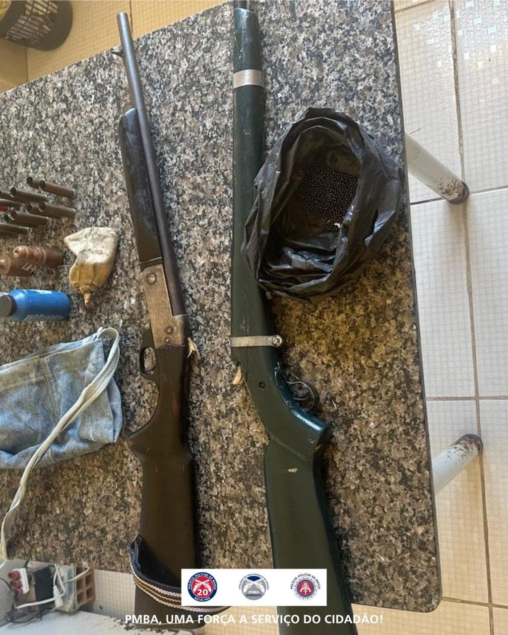 Espingardas e munições apreendidas pela PM na zona rural de Glória, Bahia