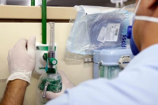 Cilindros de oxigênio medicinal em corredor de hospital público