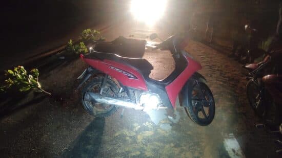 Motocicleta apreendida após acidente fatal na rodovia SE-100 em Indiaroba, Sergipe