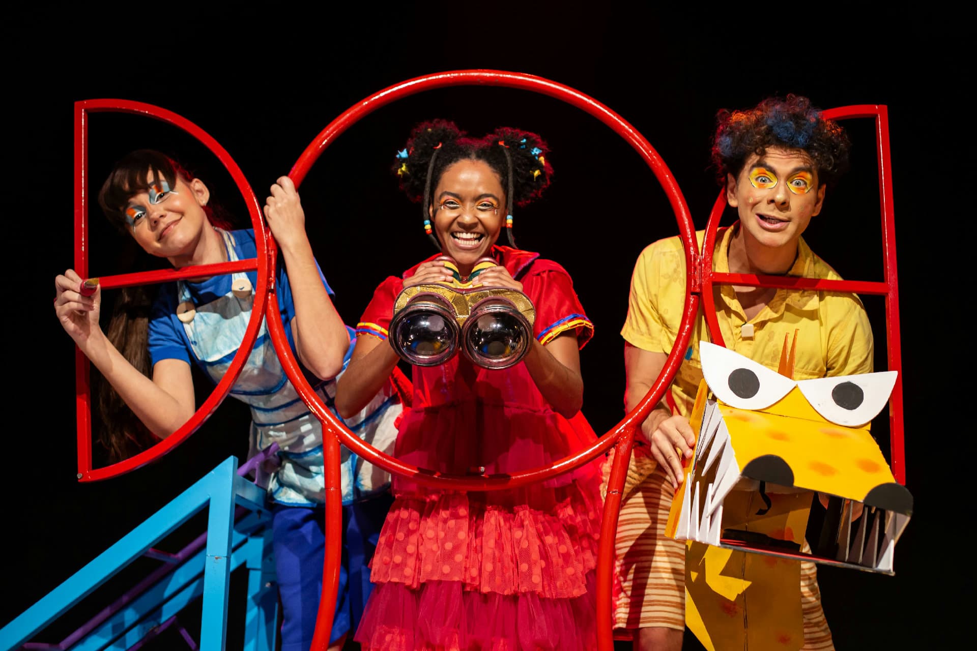 Cena do espetáculo infantil Da Janela, com crianças em palco colorido