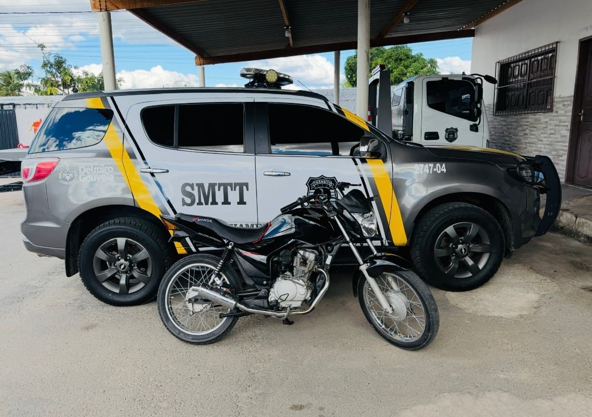 Agentes da SMTT de Delmiro Gouveia durante fiscalização de motocicleta com escapamento irregular