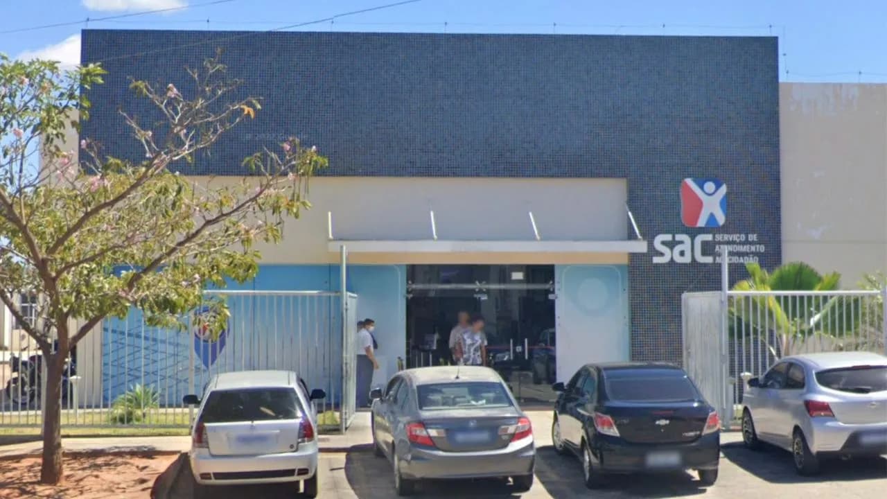 Trabalhadores aguardando atendimento em unidade do SineBahia na Bahia