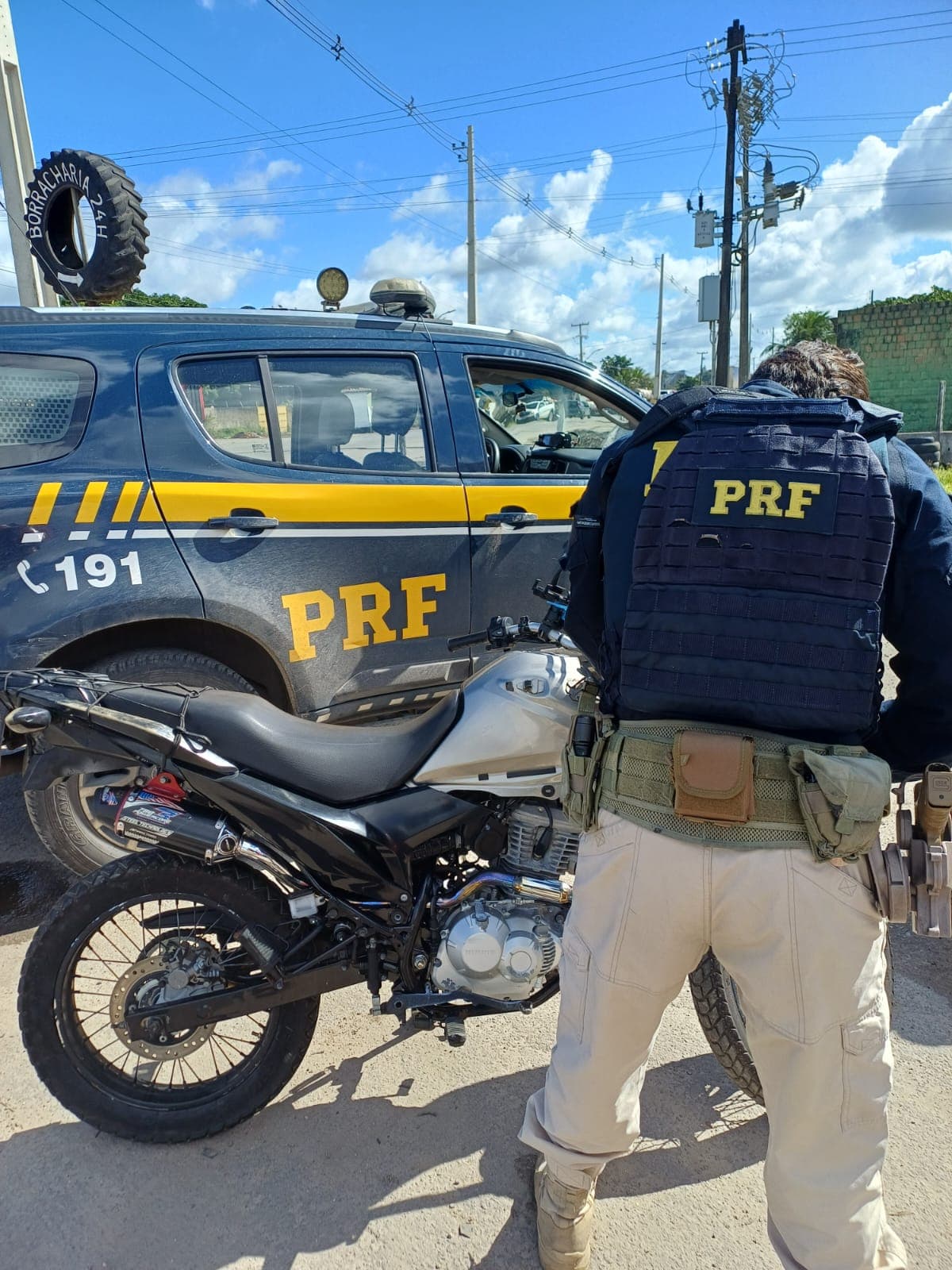 Agentes da PRF inspecionam motocicleta durante abordagem em rodovia de Alagoas