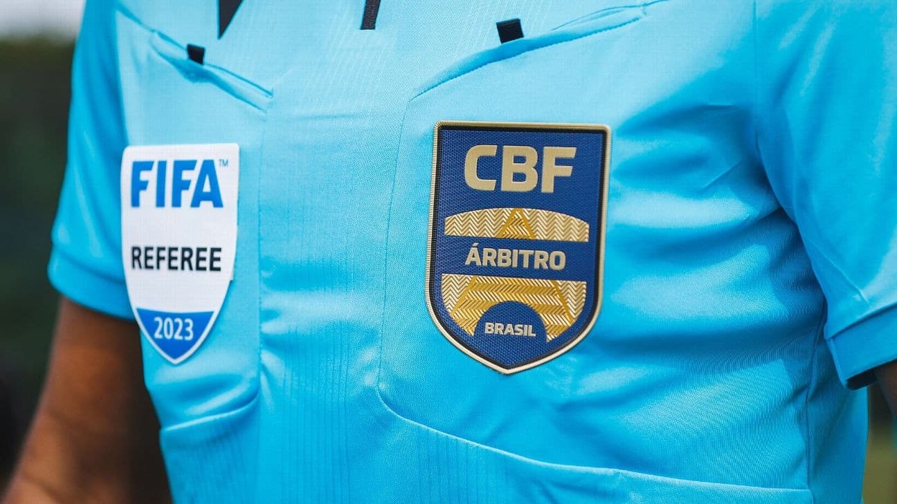 Jogadores de Bahia e Vitória em campo durante partidas do Brasileirão sob as novas regras de arbitragem da CBF