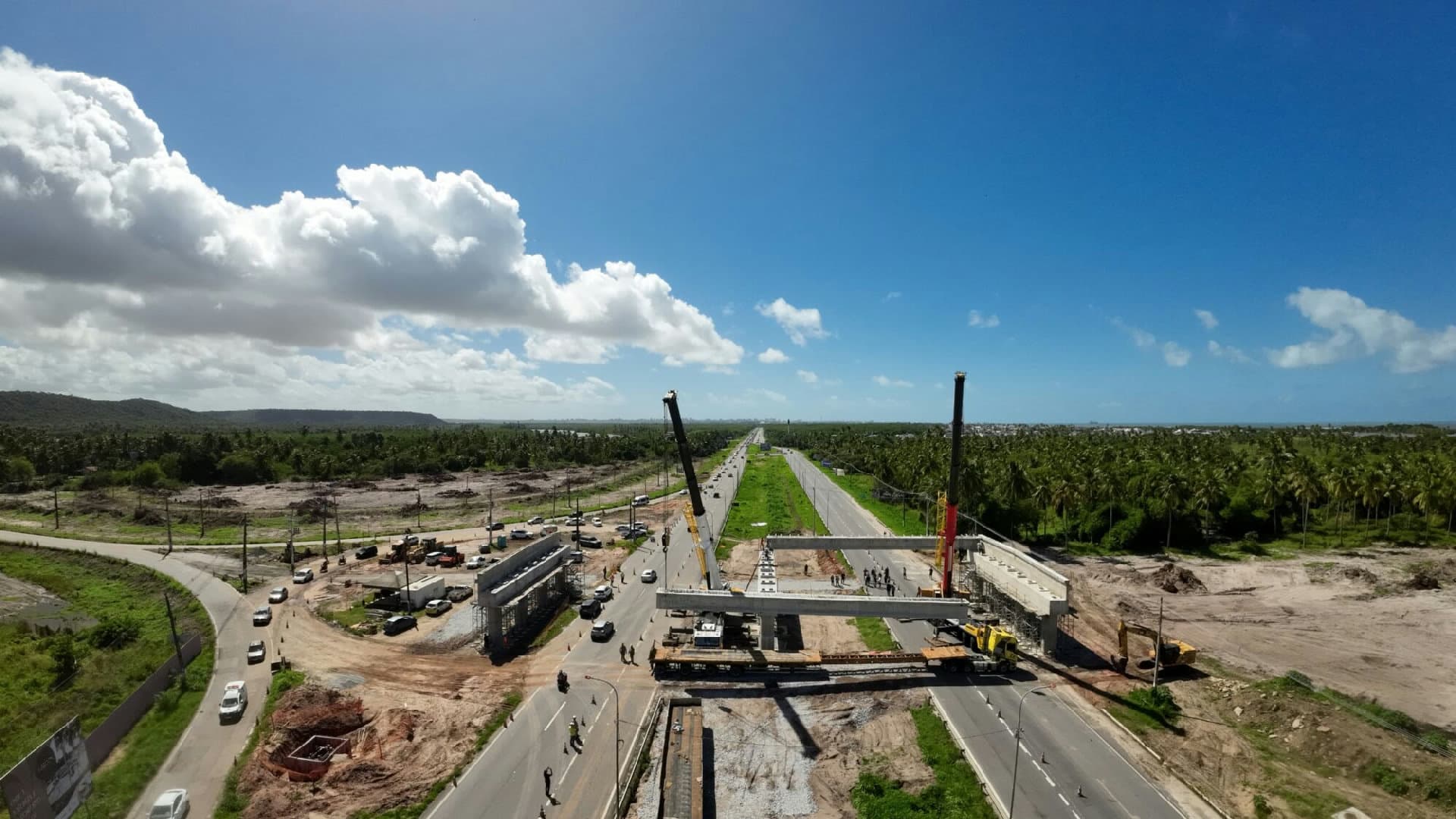 Obras do Arco Metropolitano de Maceió com vigas sendo instaladas no viaduto da BR-349/AL