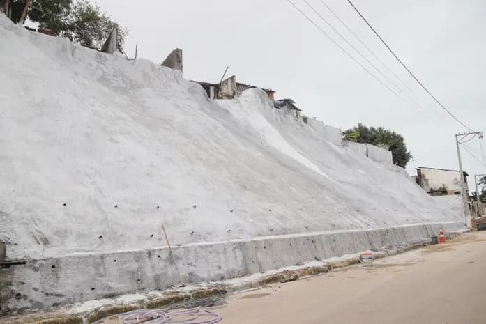Obras de contenção de encostas em Maceió com aplicação de geocomposto de PVC