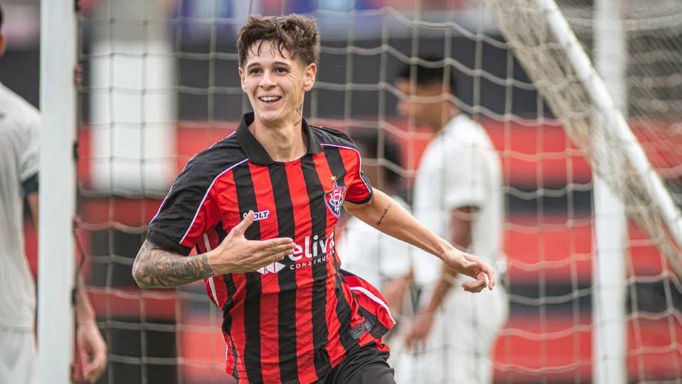 Jogadores do Vitória comemorando gol no Brasileirão Sub-20