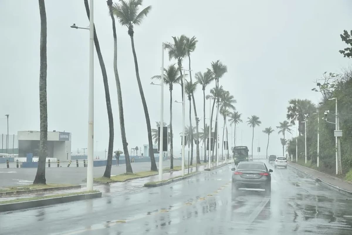 Céu encoberto e chuva sobre Salvador, Bahia, durante passagem de frente fria em julho de 2026
