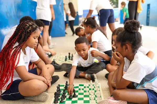 Pessoas em torno de mesa participando de dinâmica de jogo sobre políticas públicas e desenvolvimento regional